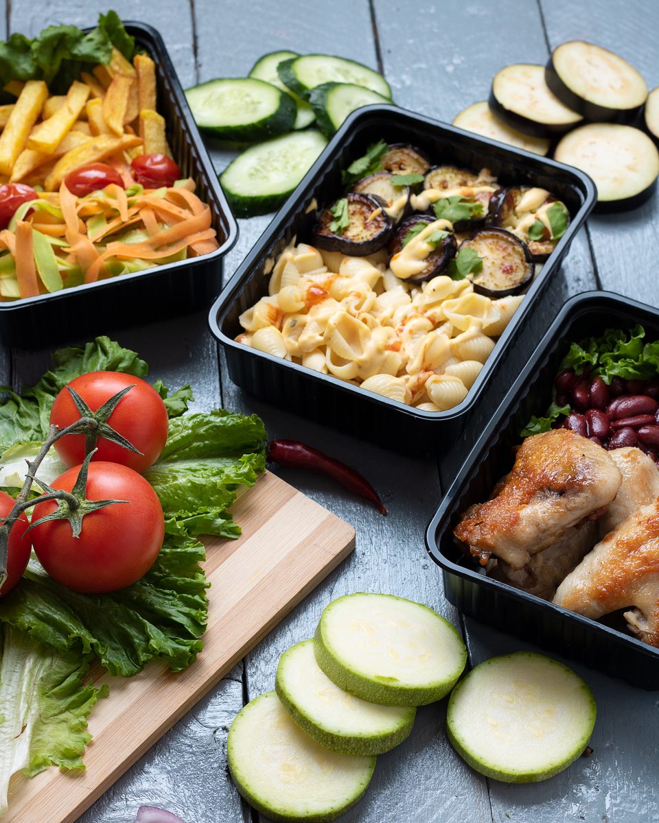 Comida de la semana lista en contenedores: pasta con berenjena, pollo con frijoles y verduras